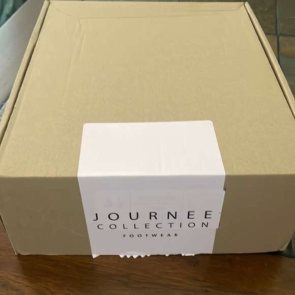 Journee Collection Haylinn Tan Zip up bootie- Tru Comfort Foam Insole- size 8.5 - Picture 6 of 13